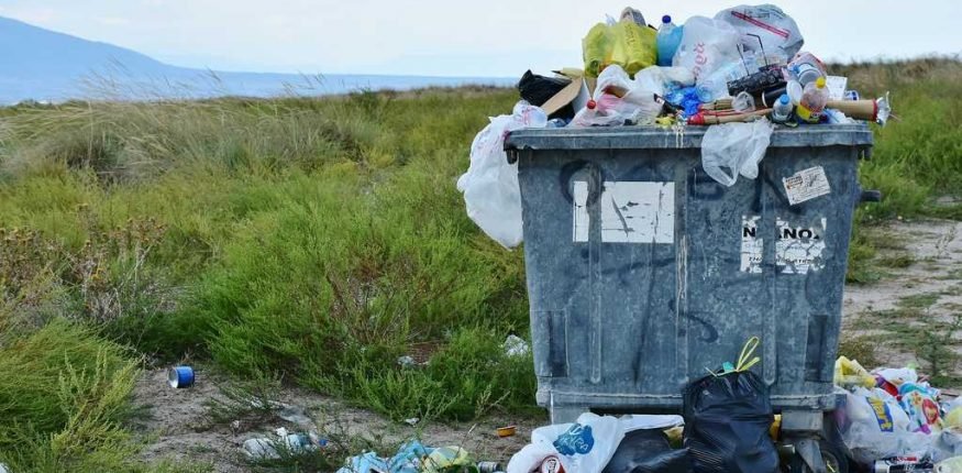 przepełnione pojemniki na odpady komunalne