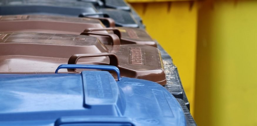 pojemniki na różne rodzaje odpadów