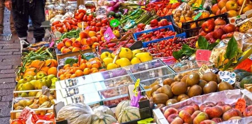 dużo różnej żywności na straganie