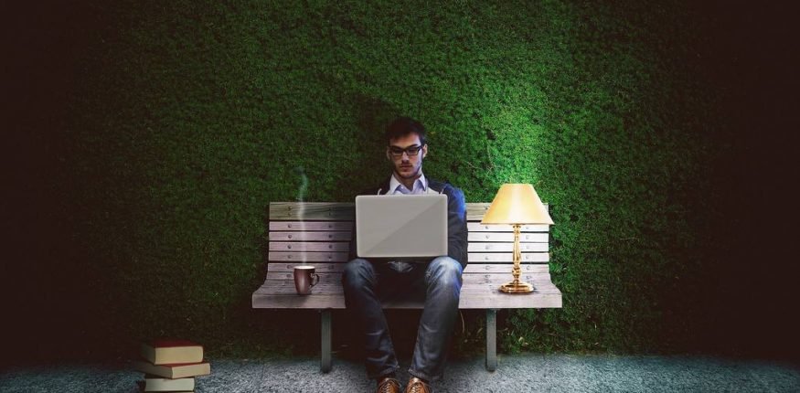 pracownik administracji publicznej zarządzający środowiskiem